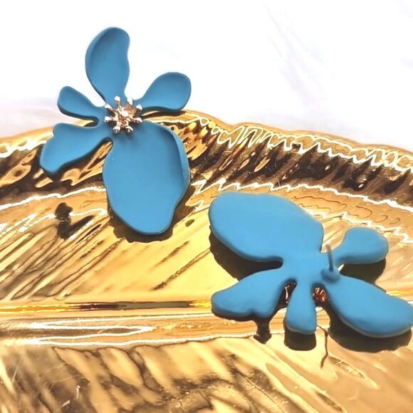 New EYE CANDY tropical flower earrings - Picture 5 of 10
